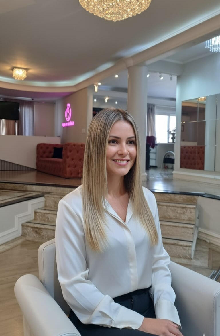 [Imagem de mulher aplicando produto cosmético no rosto]